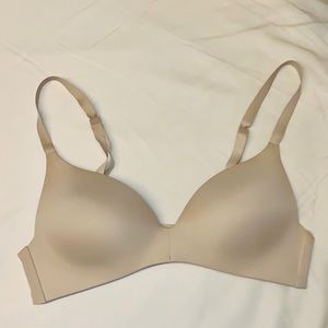 Uniqlo beauty light wireless bra beige